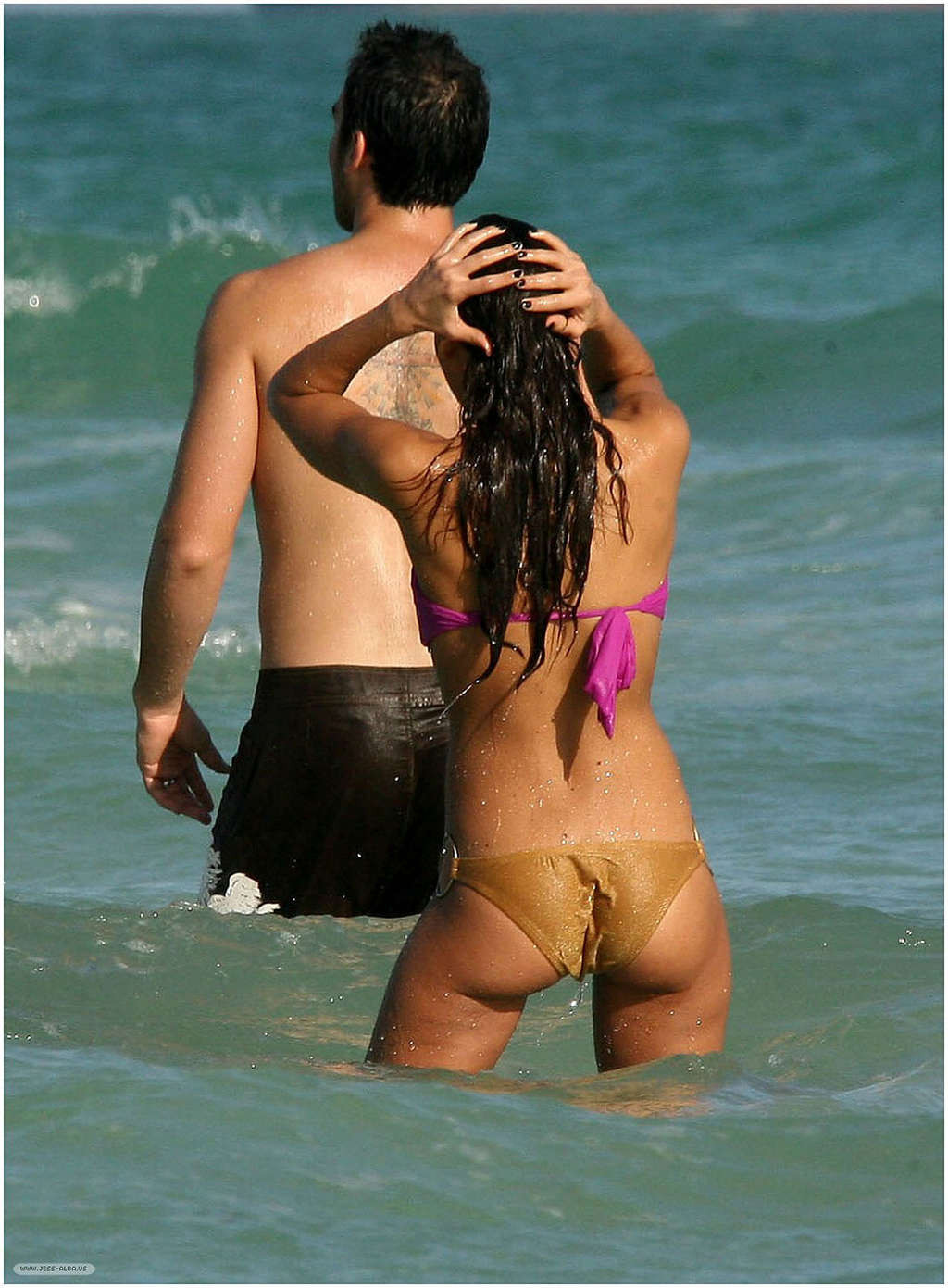 Jessica alba disfruta de la playa y muestra un fantástico culo en bikini
 #75377098