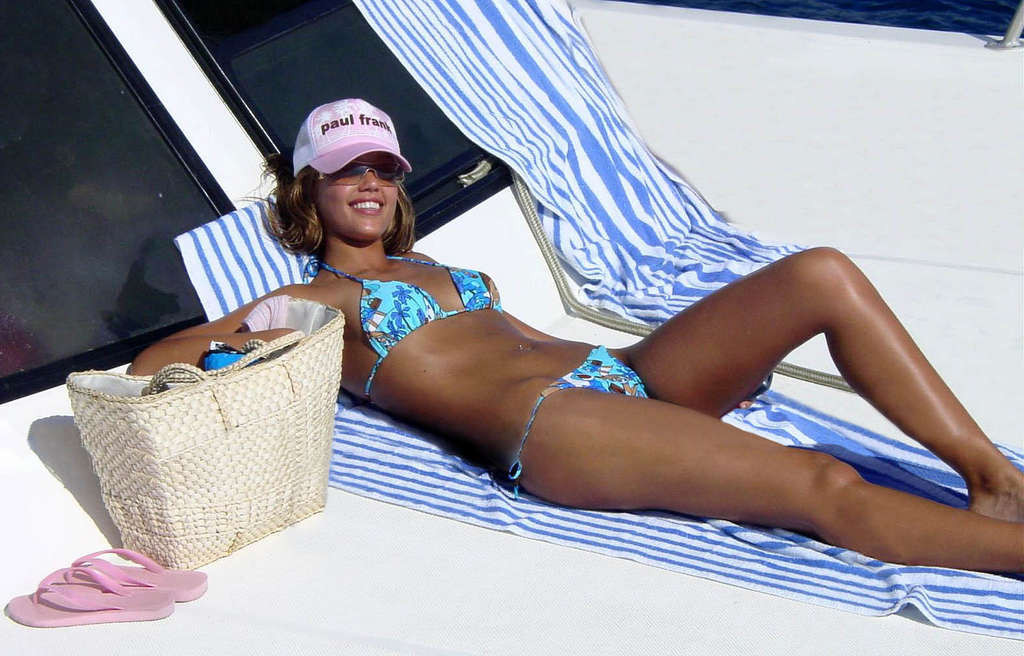 Jessica alba disfruta de la playa y muestra un fantástico culo en bikini
 #75377151