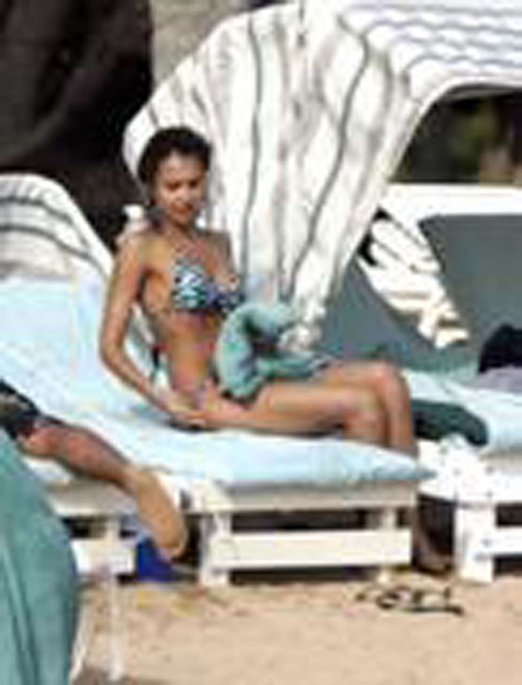 Jessica alba disfruta de la playa y muestra un fantástico culo en bikini
 #75377170