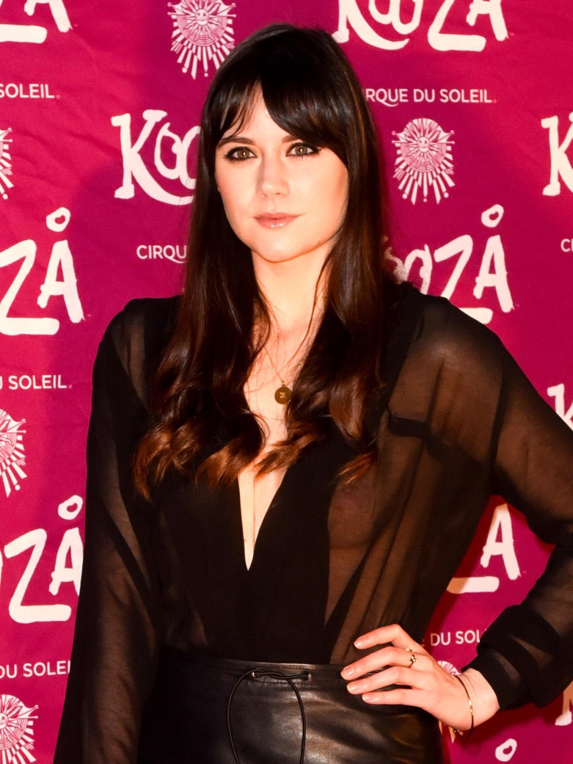 Lilah parsons montre ses seins et ses jambes en portant une chemise transparente et une jupe en cuir.
 #75174534