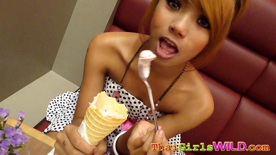 Heißes thailändisches Mädchen isst Eiscreme mit einem Löffel
 #69768534