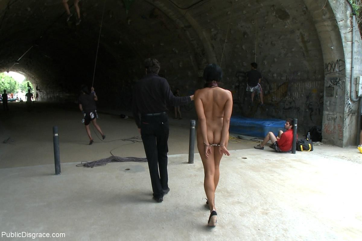 ララは縛られて全裸でヨーロッパの街を練り歩く
 #68710182