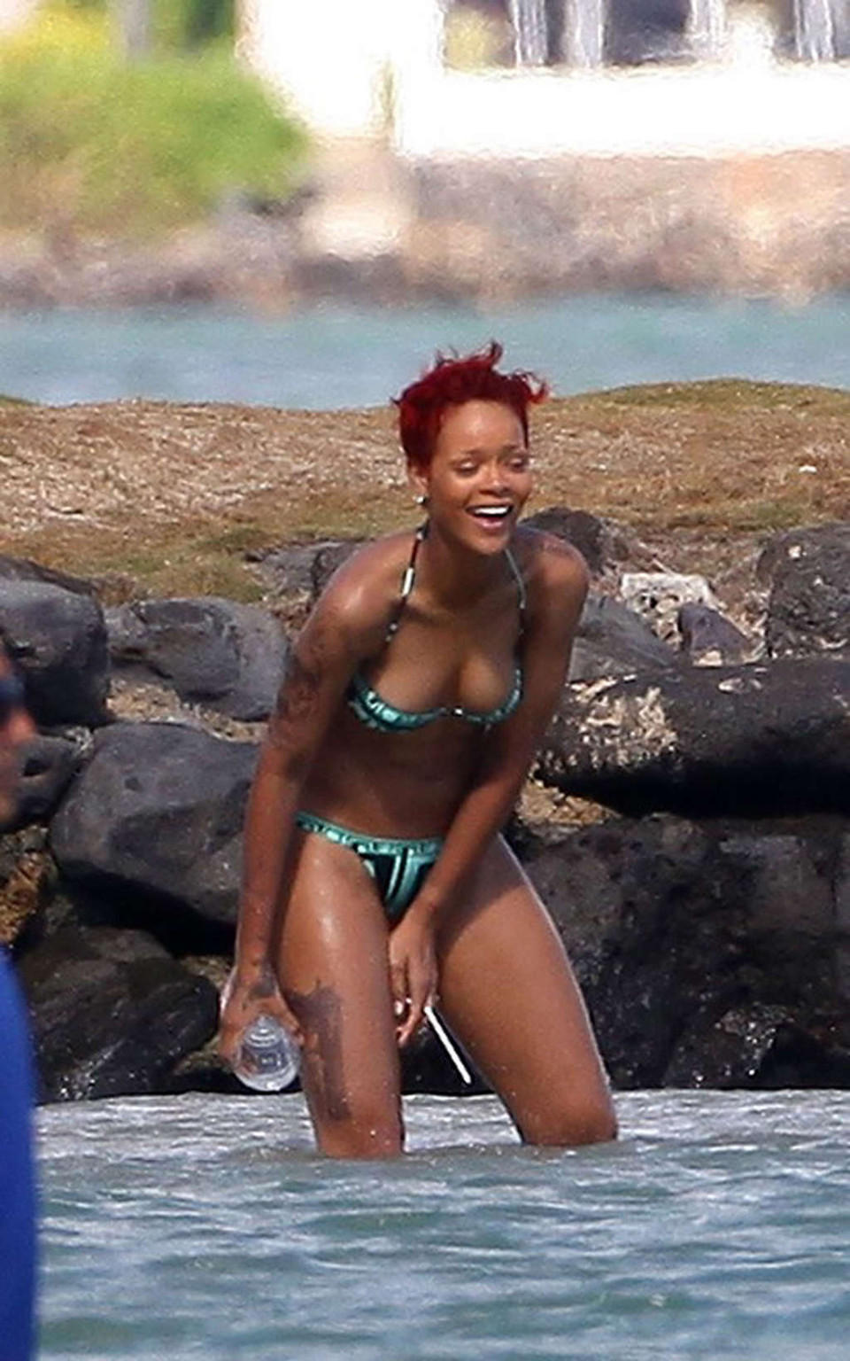 Rihanna entblößt ihren verdammt sexy Körper und heißen Arsch im Bikini am Strand
 #75334543