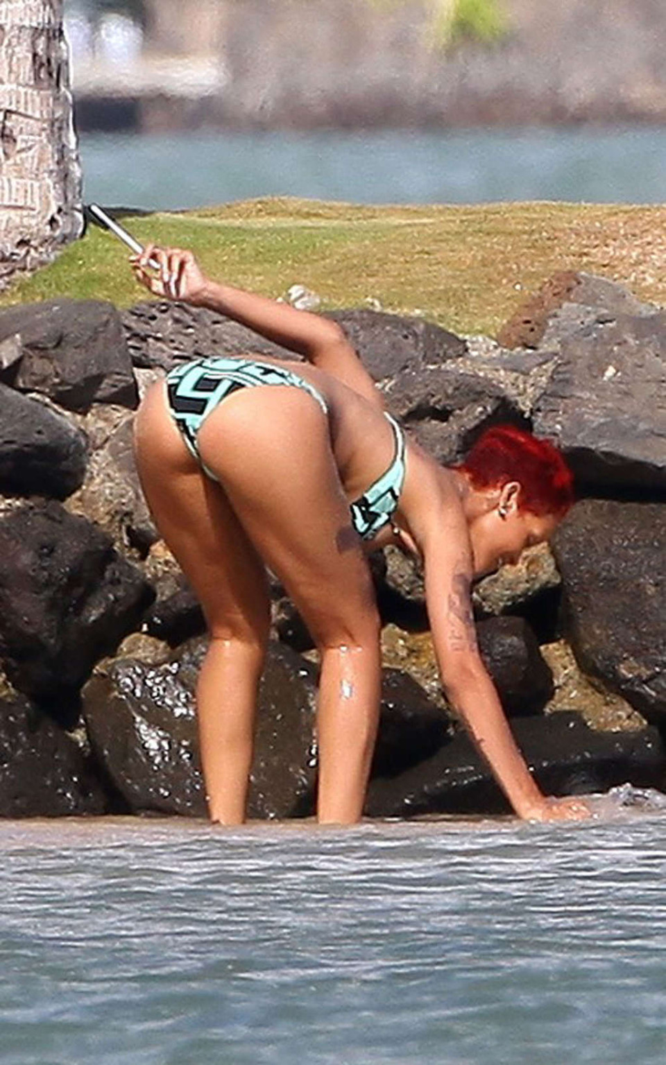 Rihanna mostrando su cuerpo sexy y su culo caliente en bikini en la playa
 #75334552
