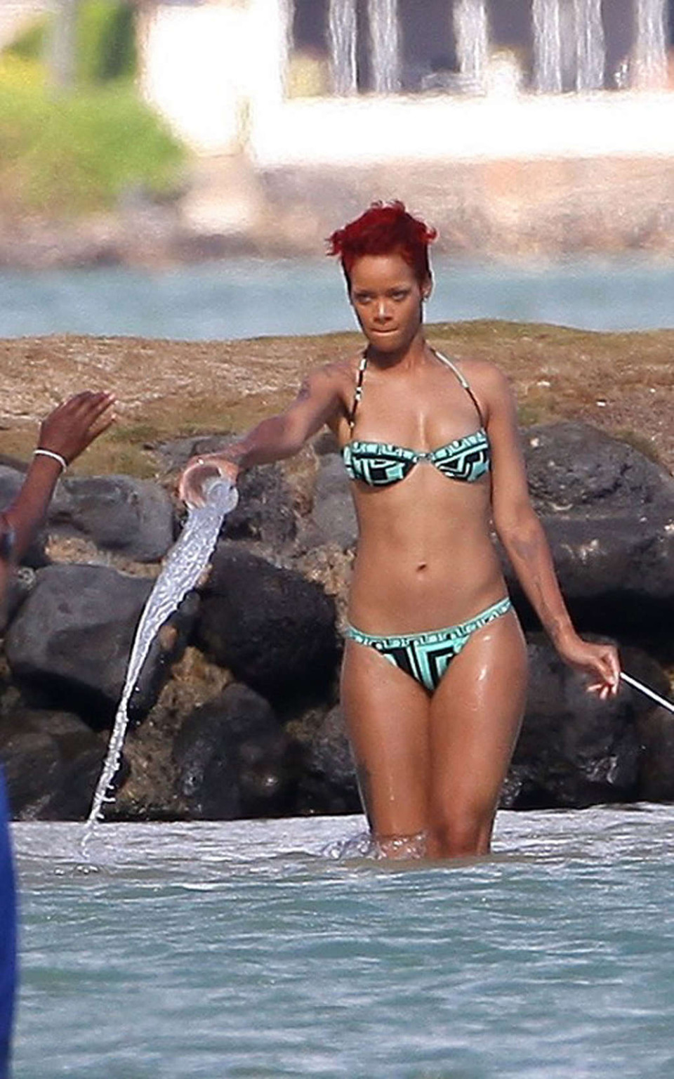 Rihanna mostrando su cuerpo sexy y su culo caliente en bikini en la playa
 #75334562