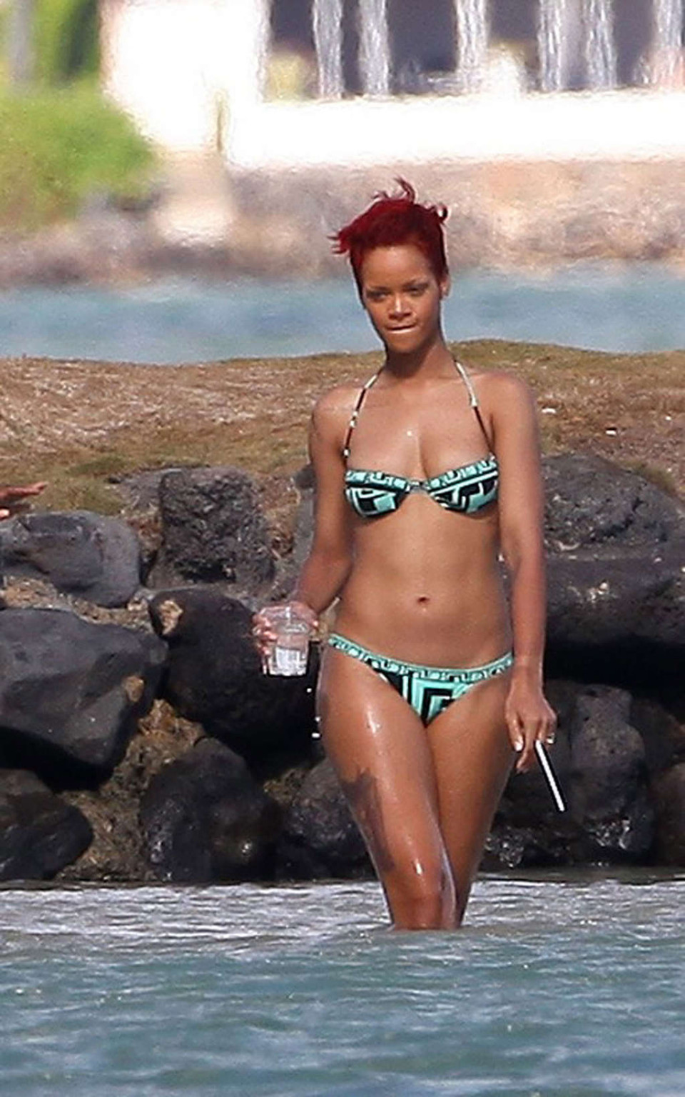 Rihanna mostrando su cuerpo sexy y su culo caliente en bikini en la playa
 #75334572