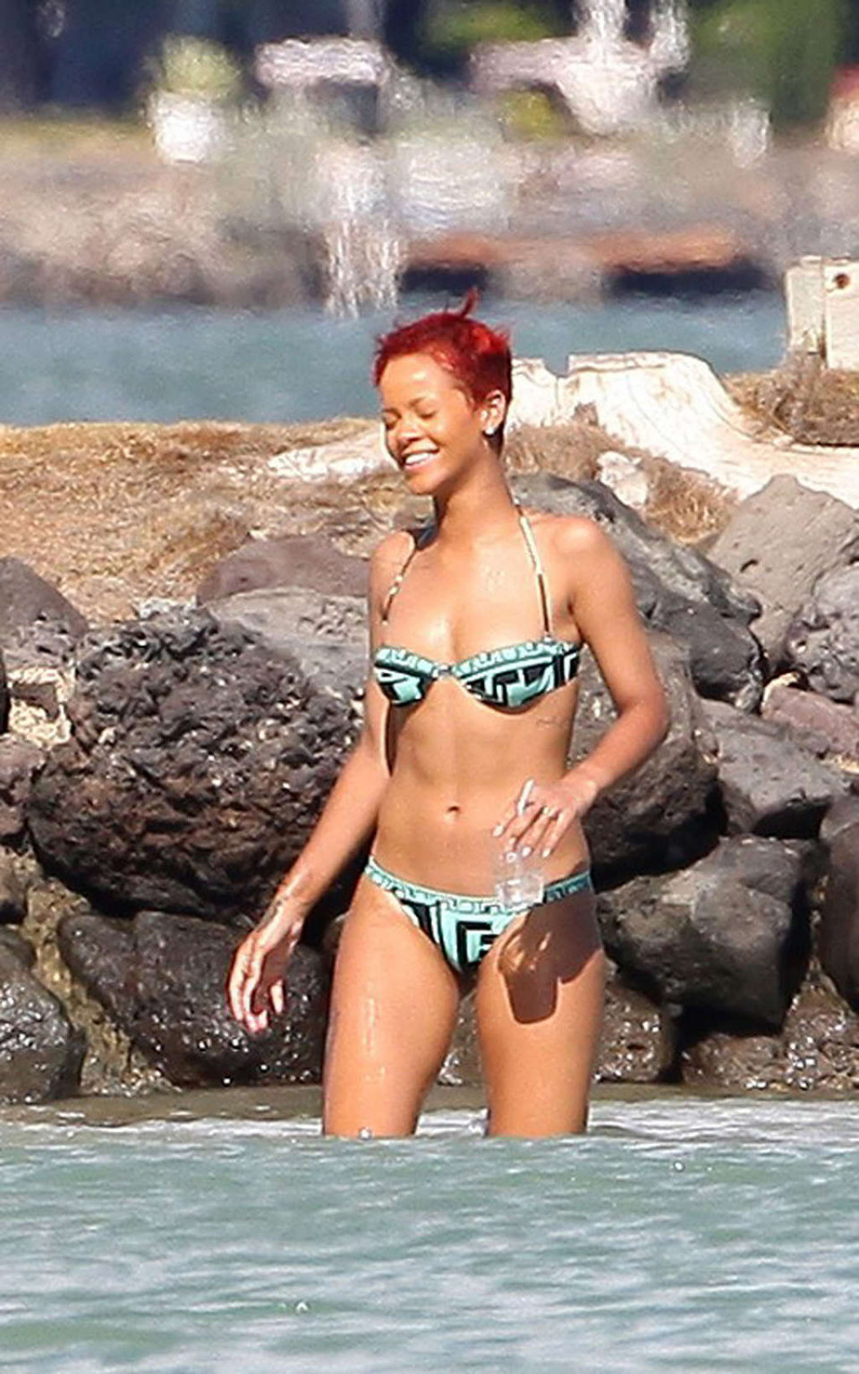 Rihanna mostrando su cuerpo sexy y su culo caliente en bikini en la playa
 #75334592