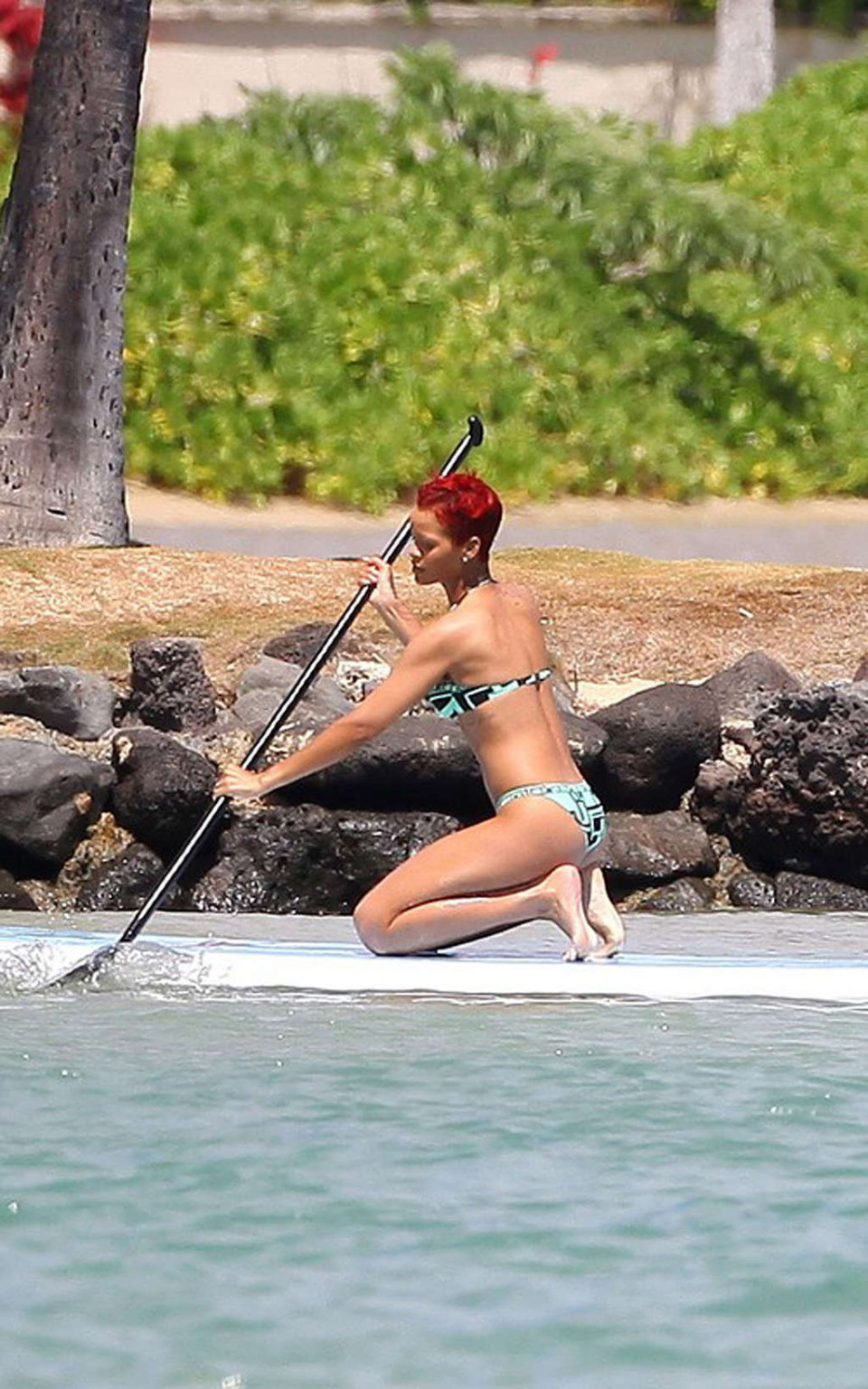 Rihanna mostrando su cuerpo sexy y su culo caliente en bikini en la playa
 #75334615
