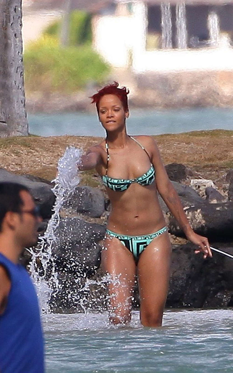 Rihanna mostrando su cuerpo sexy y su culo caliente en bikini en la playa
 #75334622