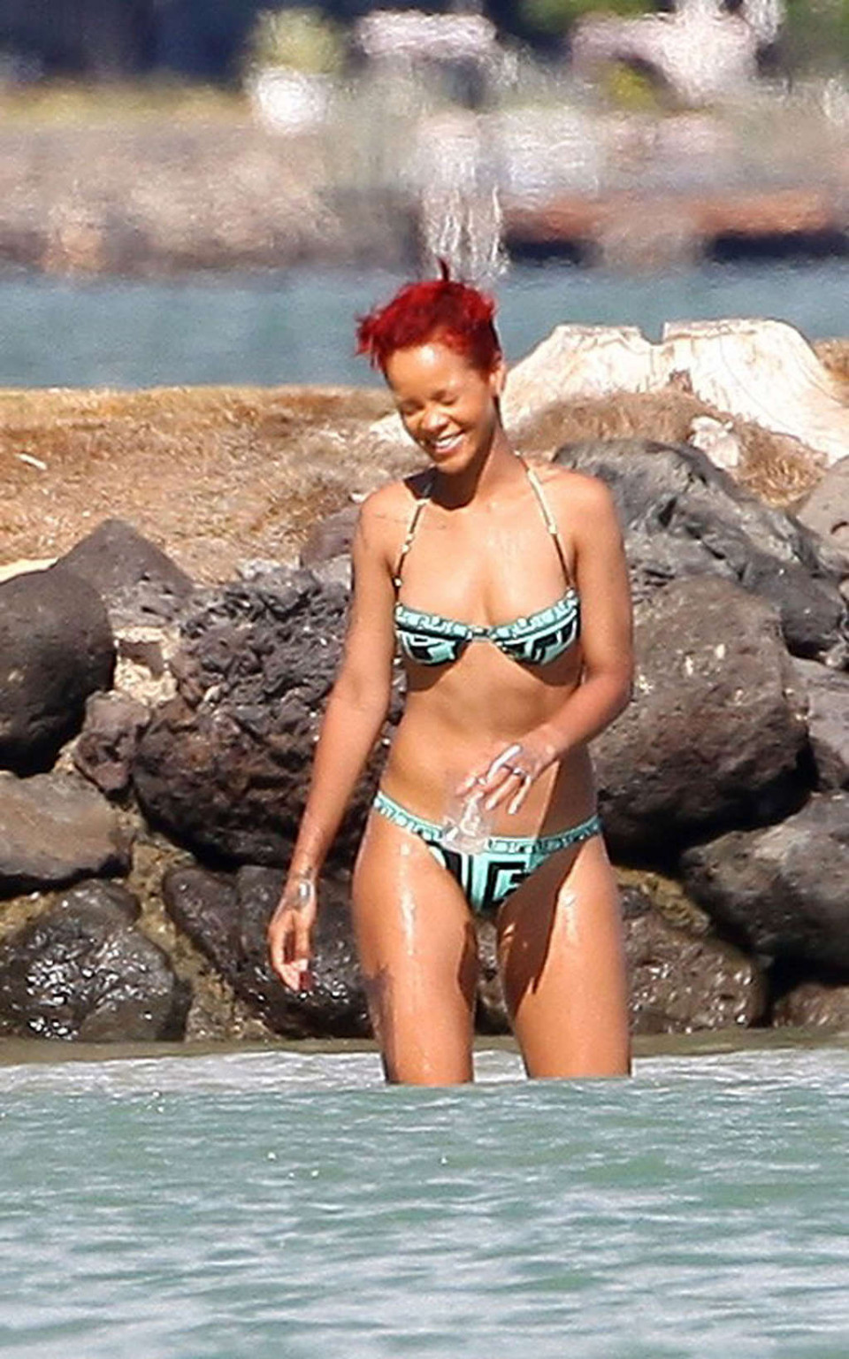 Rihanna mostrando su cuerpo sexy y su culo caliente en bikini en la playa
 #75334628