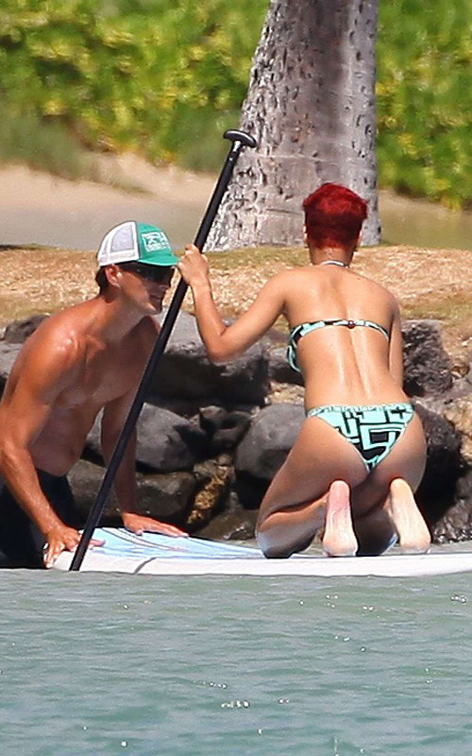 Rihanna che espone il suo corpo sexy e il suo culo caldo in bikini sulla spiaggia
 #75334634