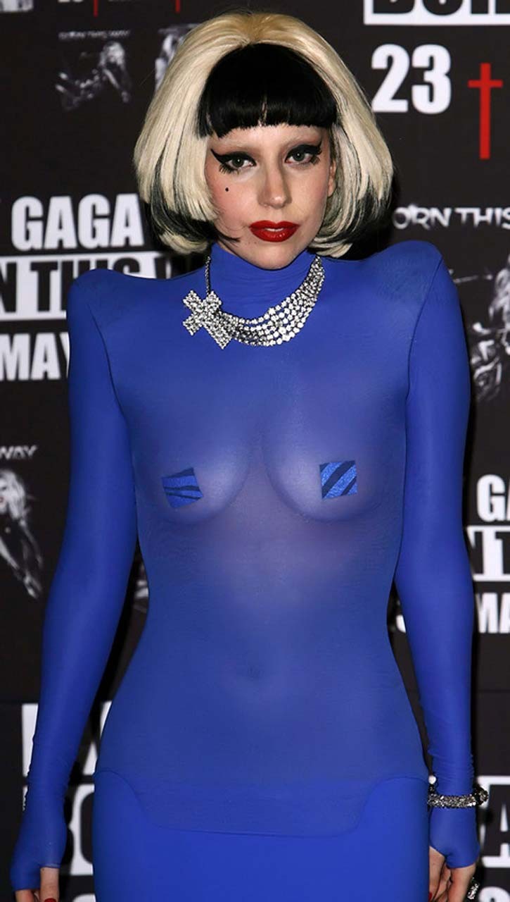 Lady Gaga che mostra il suo cazzo di corpo sexy e belle tette in vedere attraverso il vestito
 #75305044
