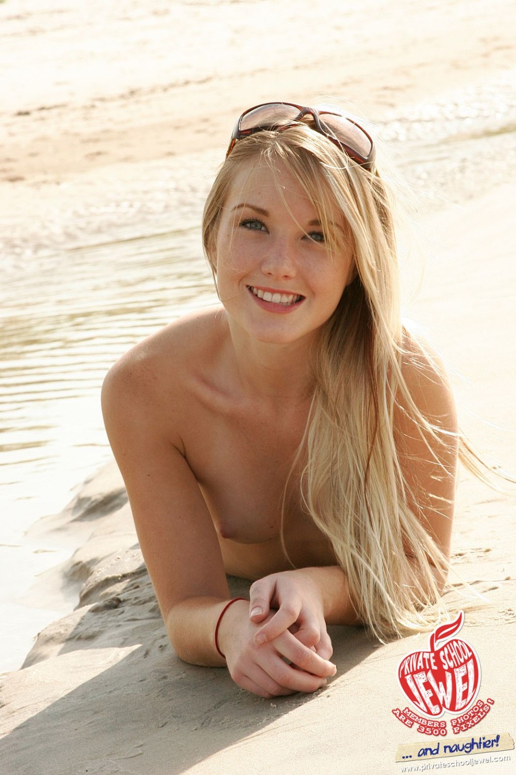 Joven modelo joya consigue un culo lleno de arena en la playa
 #71617884