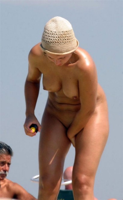 Sexy kurzhaarige Nudistin reibt ihren eigenen nackten Körper
 #72248685