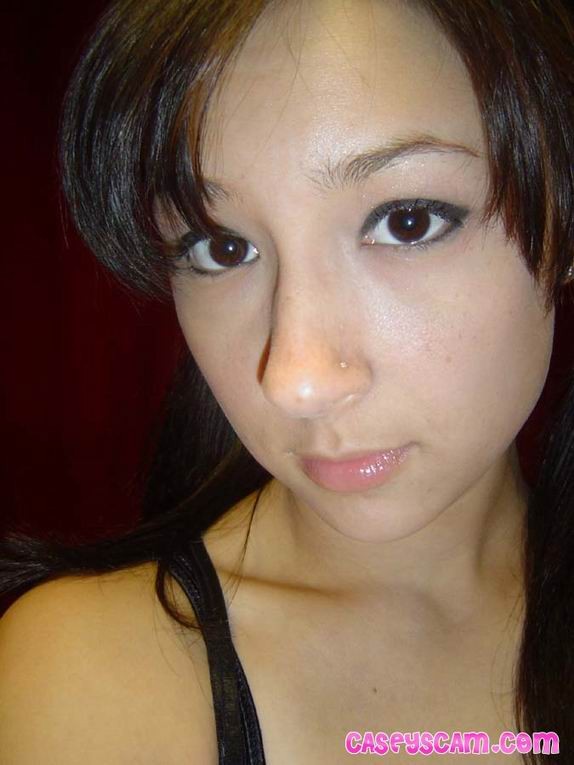 Jeune asiatique amateur en lingerie et bas
 #70023442