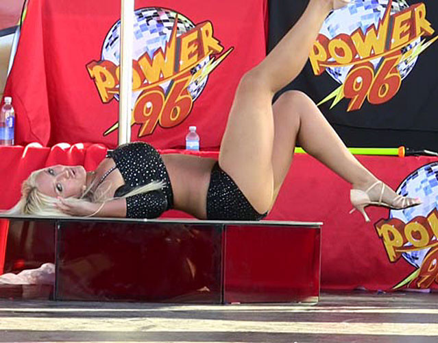 Brooke Hogan zeigt ihr Höschen upskirt auf der Bühne Paparazzi Bilder
 #75398163