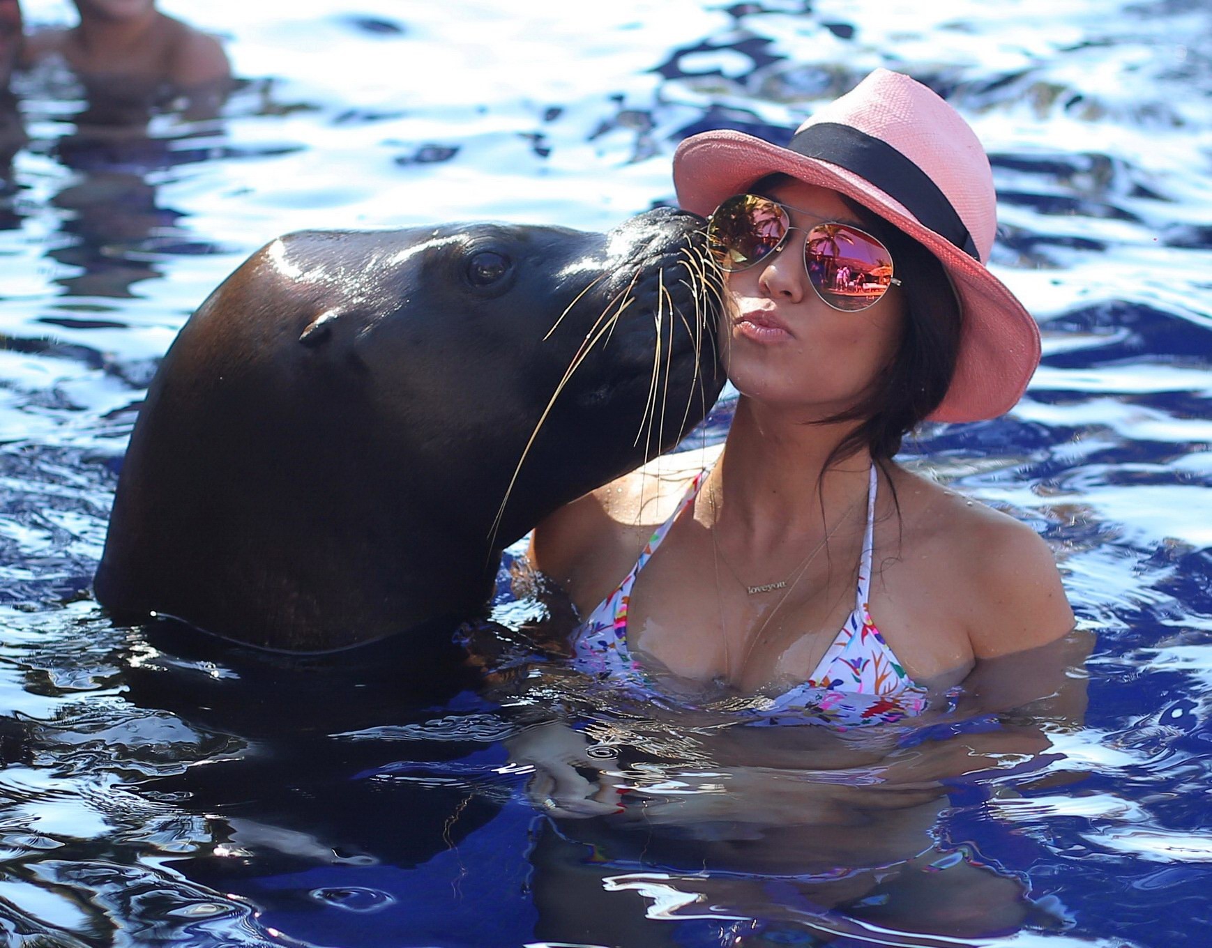 Kourtney Kardashian in bikini che fa fuori con una grande foca alla piscina in Messico
 #75205774