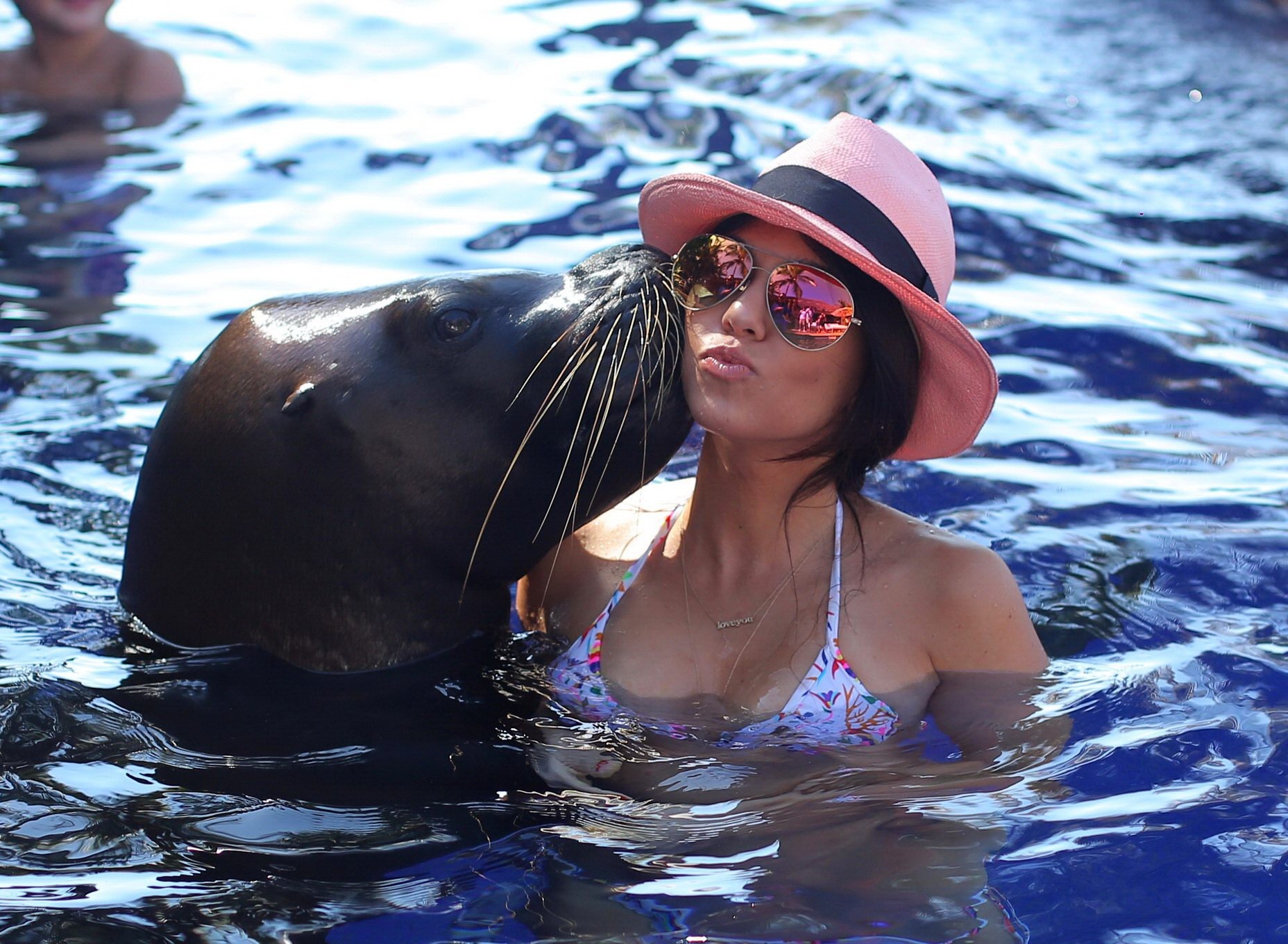 Kourtney Kardashian in bikini che fa fuori con una grande foca alla piscina in Messico
 #75205777