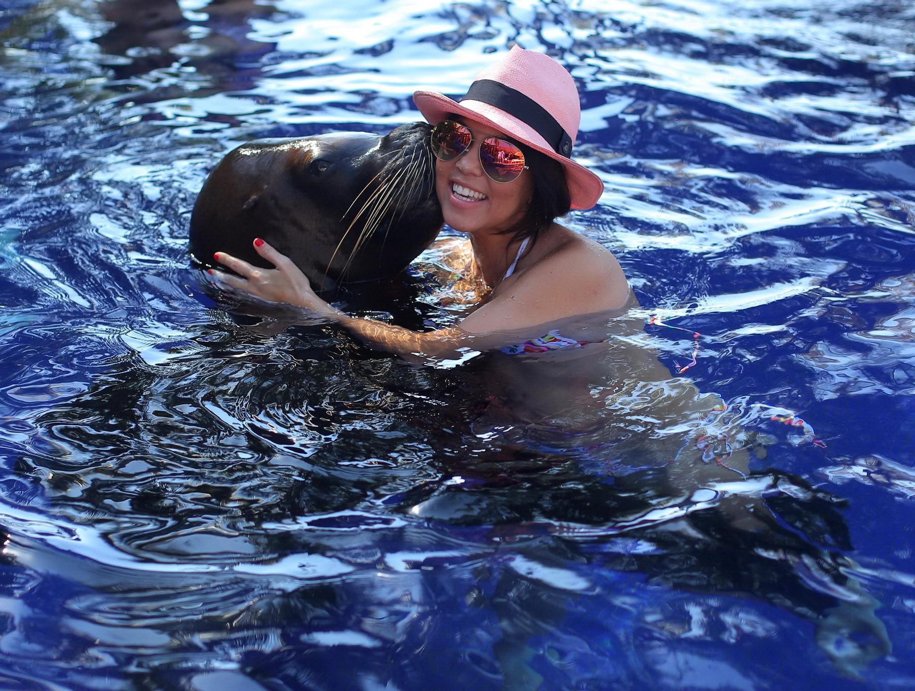 Kourtney Kardashian im Bikini beim Rummachen mit einem großen Seehund am Pool in Mexiko
 #75205796