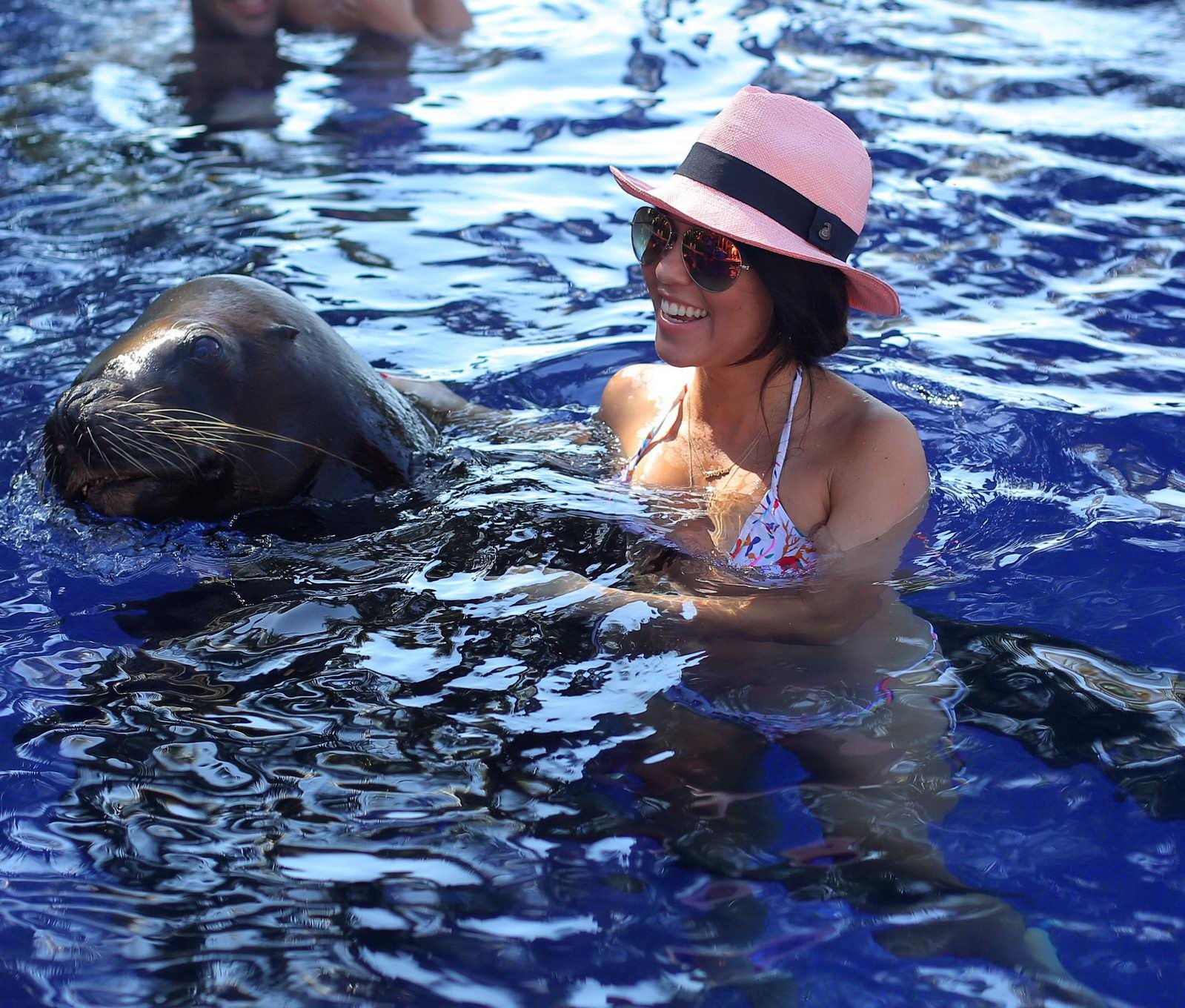 Kourtney Kardashian im Bikini beim Rummachen mit einem großen Seehund am Pool in Mexiko
 #75205816