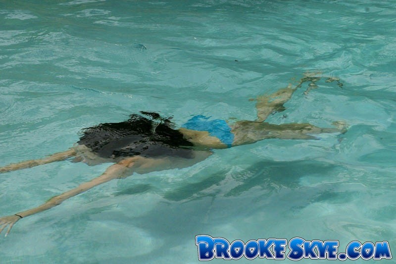 Brooke caliente toma una zambullida y se desnuda para refrescarse.
 #70536602