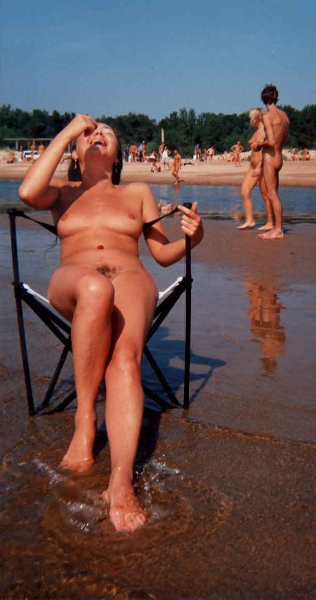 Heating up the beach by exposing her nude figure #72249560