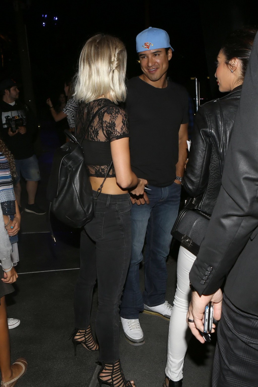 Julianne Hough vollbusig in durchsichtigem Bauchtop im Freien
 #75153899