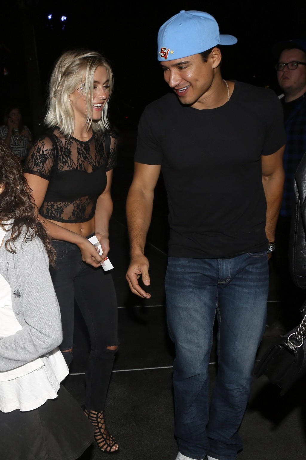 Julianne Hough vollbusig in durchsichtigem Bauchtop im Freien
 #75153910