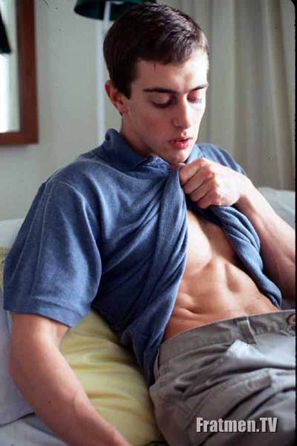 Tío de la fraternidad desnudo y colgado
 #77000953