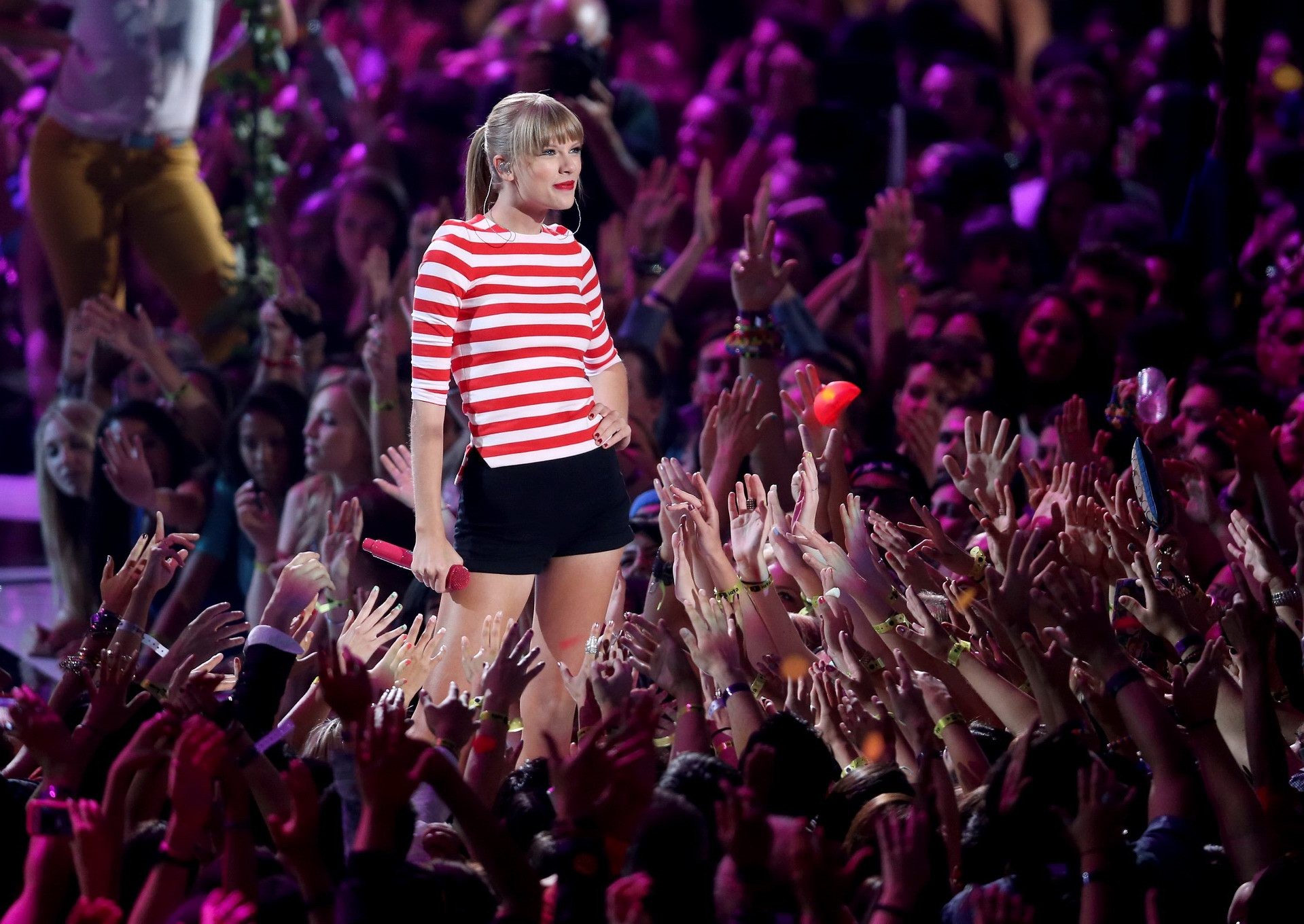 Taylor Swift in pantaloncini stretti camicetta ottenere palpeggiato dalla folla mentre performin
 #75253061