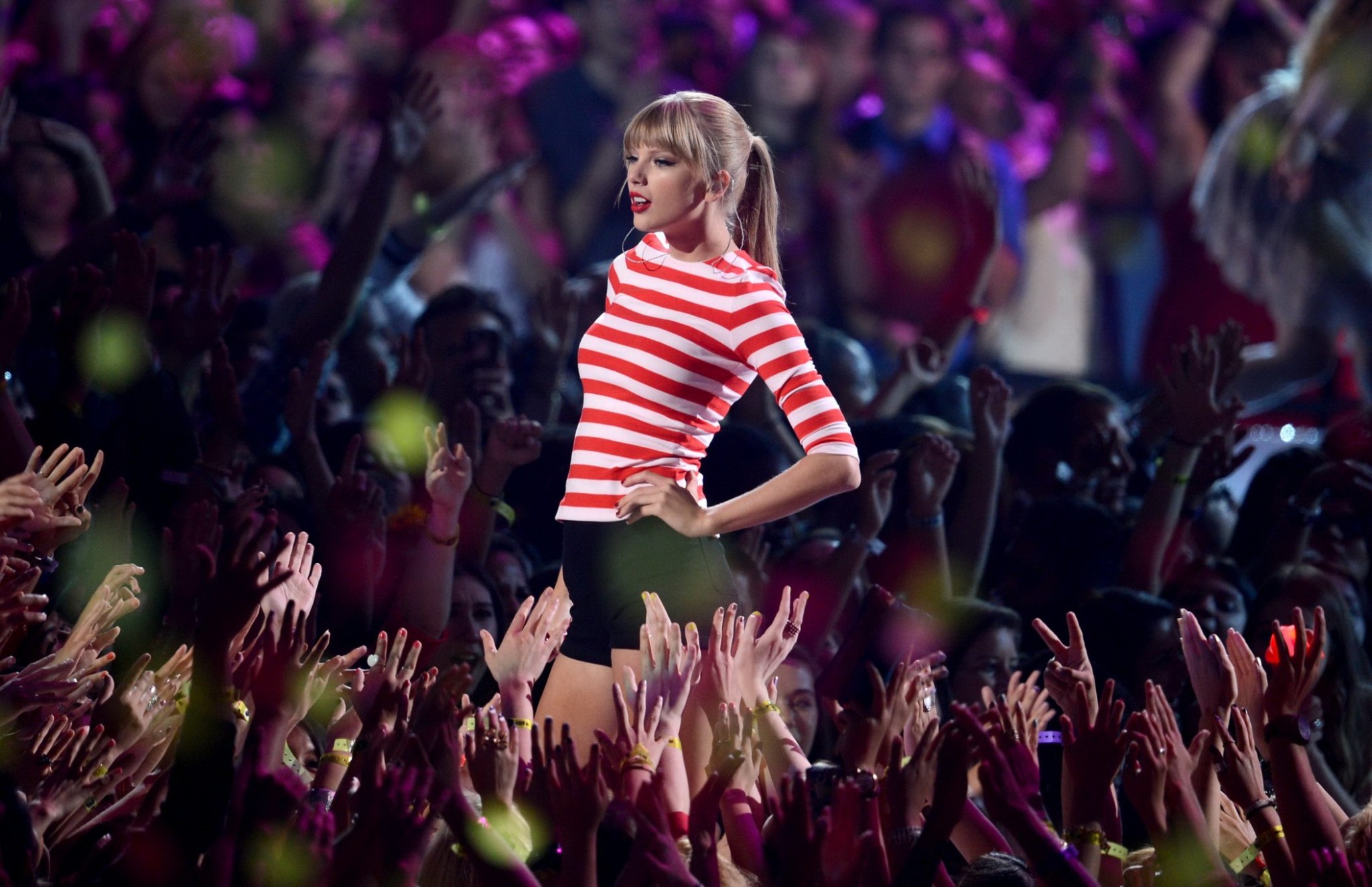 Taylor swift con una blusa ajustada es manoseada por el público mientras actúa
 #75253134