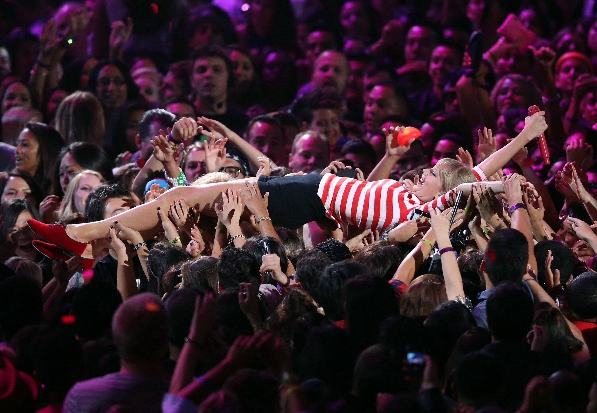 Taylor Swift in pantaloncini stretti camicetta ottenere palpeggiato dalla folla mentre performin
 #75253150