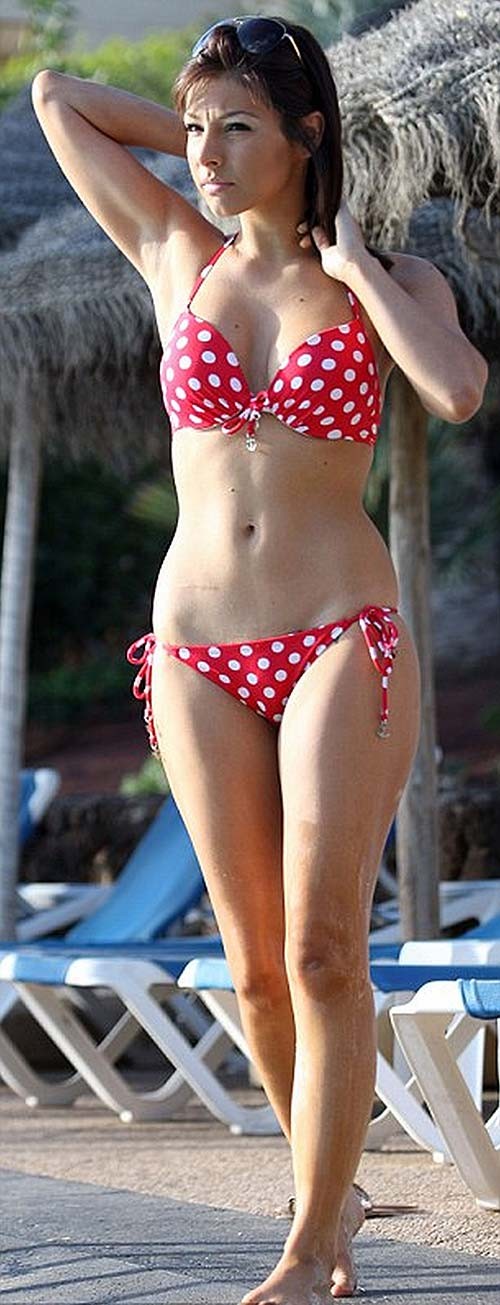 Roxanne Pallett che espone il corpo sexy e il culo caldo in bikini sulla spiaggia
 #75285059