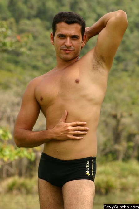 Un ragazzo latino quasi nudo con un'enorme erezione e un corpo fantastico
 #76899904