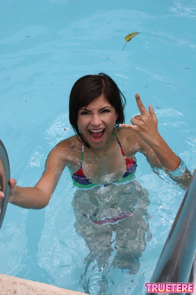 Bikini teen Mädchen schwimmen im Pool
 #73170024