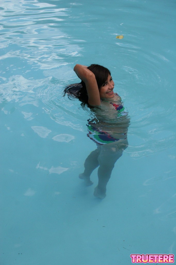 Bikini teen Mädchen schwimmen im Pool
 #73170082