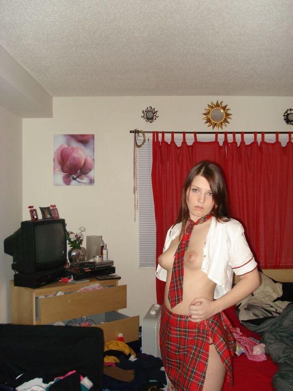 Amateur brunette girlfriend posing naked at home #74963715