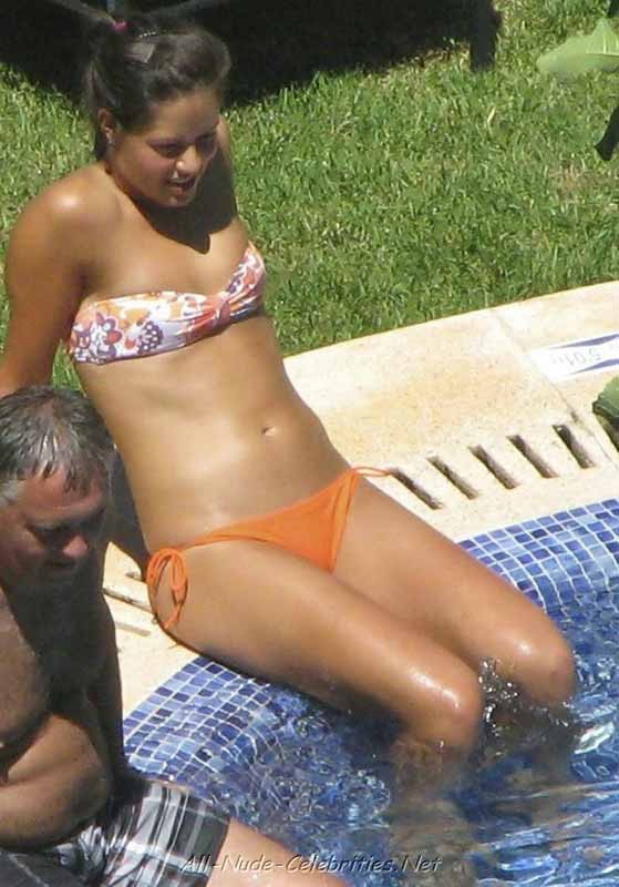 Célébrité ana ivanovic prenant un bain de soleil dans un bikini orange sexy
 #75402500