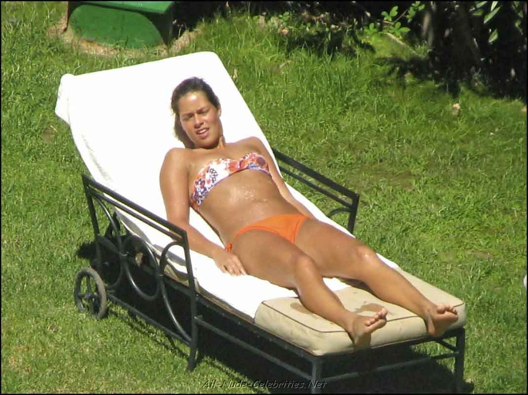 Célébrité ana ivanovic prenant un bain de soleil dans un bikini orange sexy
 #75402516