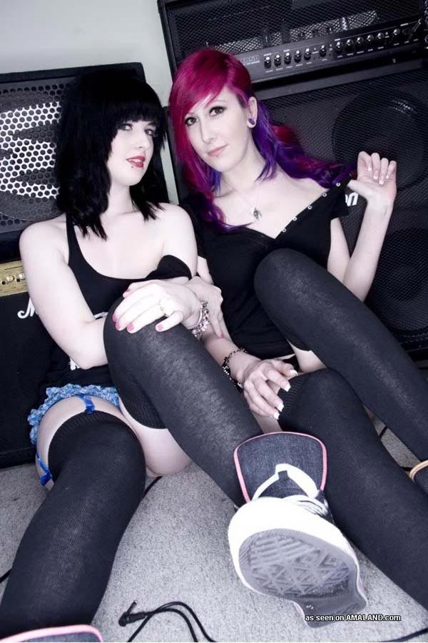 Belle ragazze emo che mostrano i loro corpi
 #68456079