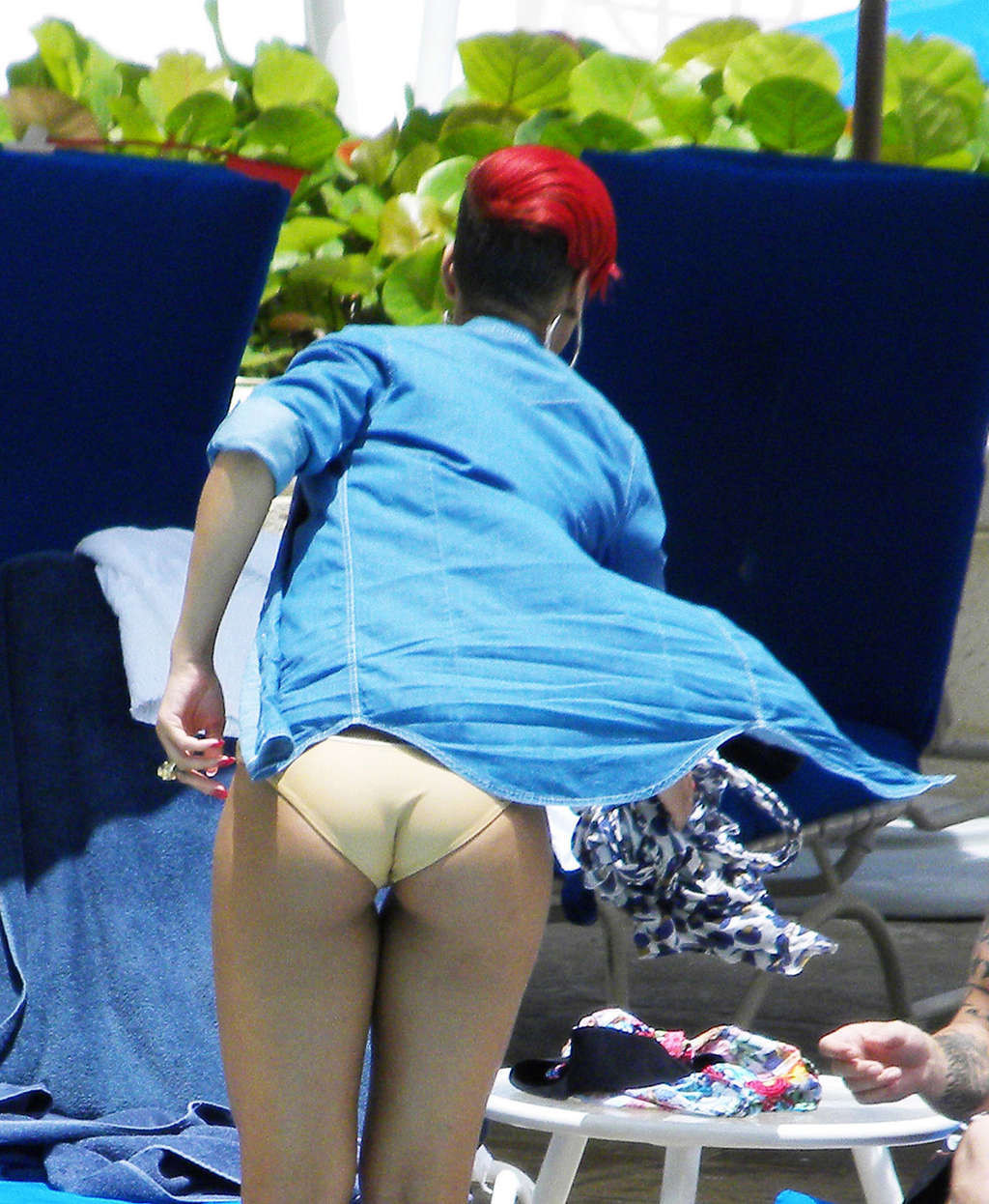 Rihanna exponiendo su cuerpo sexy y su culo caliente en bikini en la piscina
 #75344743