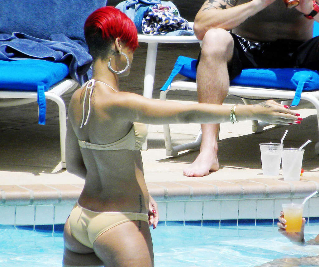 Rihanna exponiendo su cuerpo sexy y su culo caliente en bikini en la piscina
 #75344752