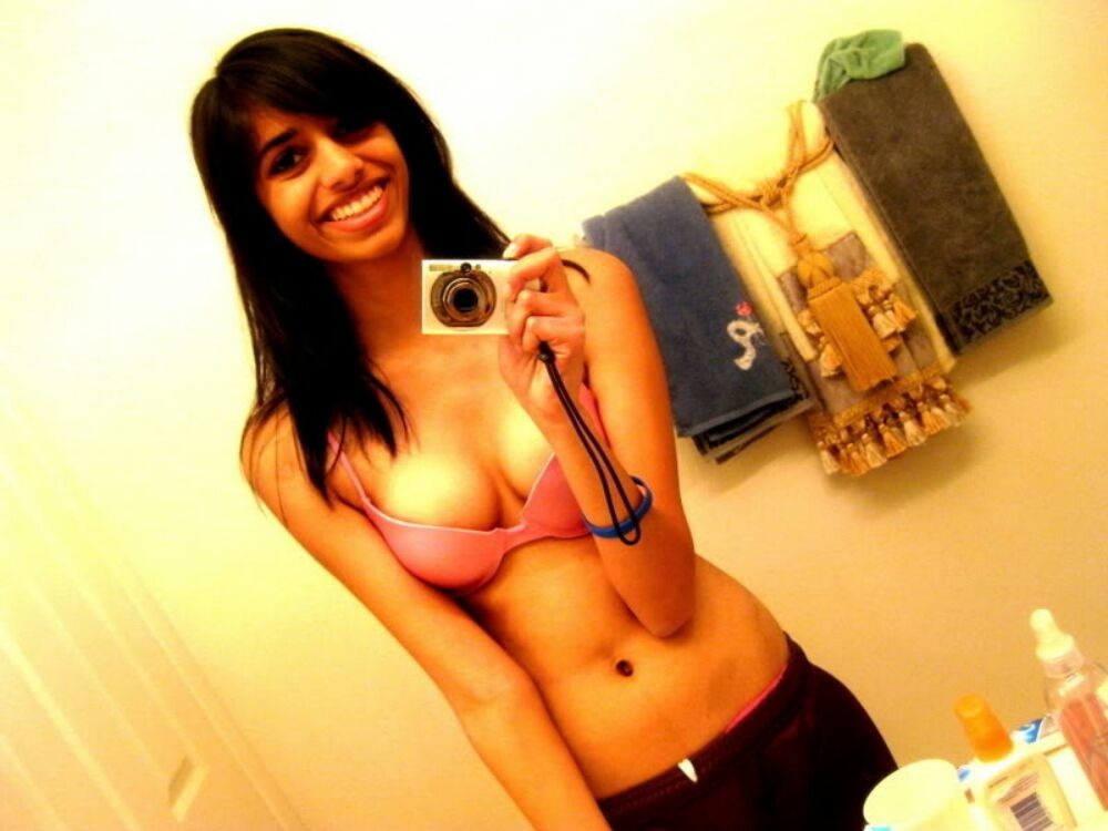 Les vraies jeunes filles indiennes posent et se dénudent - Galerie 61
 #77762759
