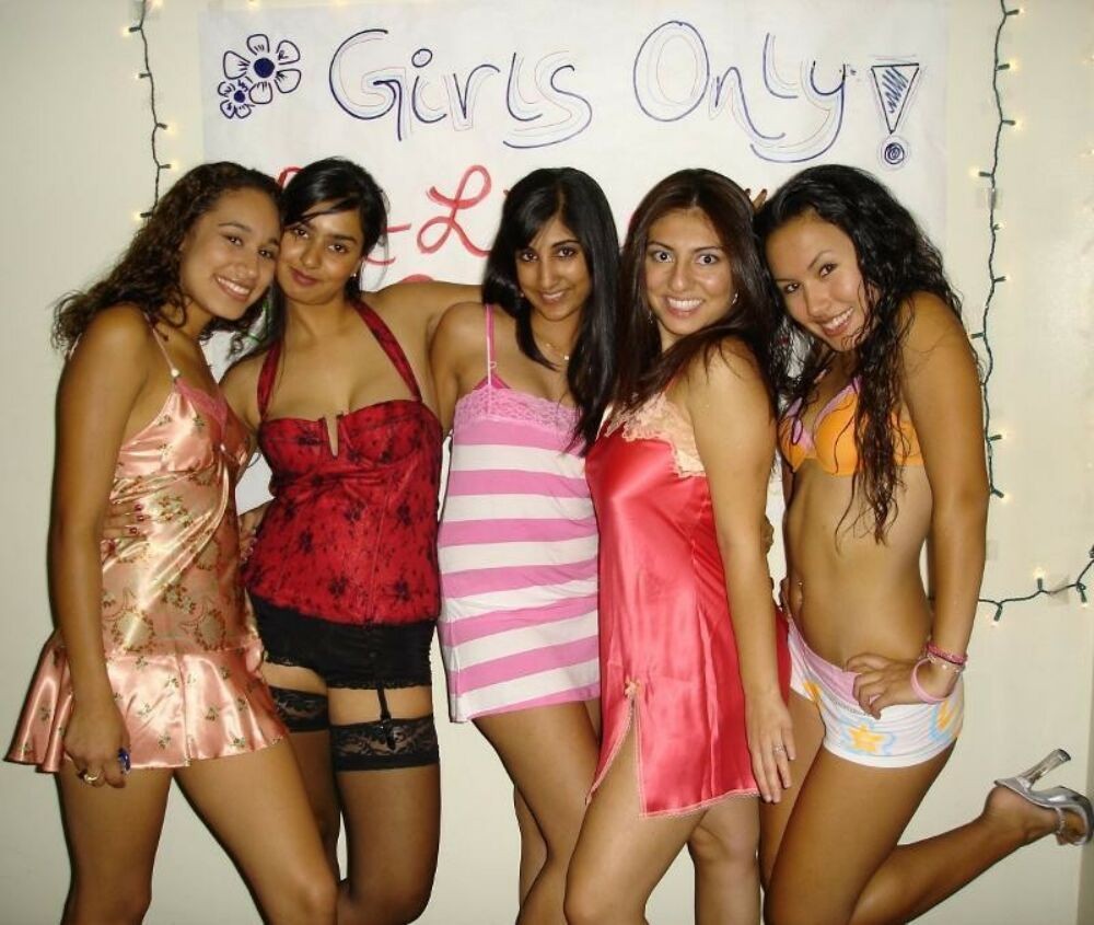 Las chicas indias posan desnudas en la galería 61
 #77762816