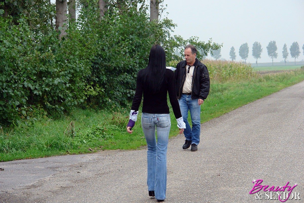 Teenie avec un bras de courtier a besoin d'une bite expérimentée
 #78462864