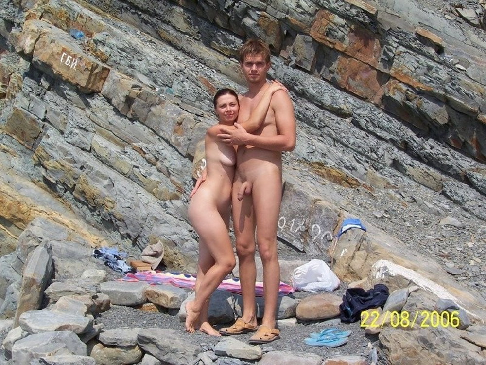 Déesse nue aux seins volumineux posant sur une plage publique
 #72246306