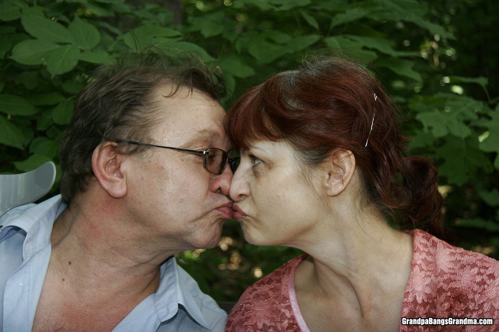 Vieux couple baisé sauvagement en plein air
 #77193907