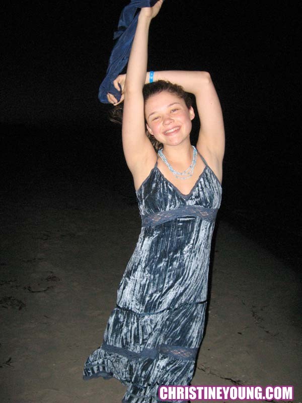 陽気なティーンのChristine Youngが日没後のビーチでポーズをとる
 #73118614