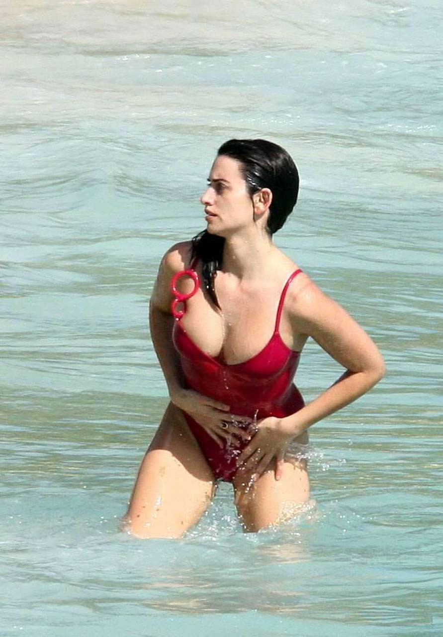 Penelope cruz s'amuse sur la plage, seins nus et cul sexy en bikini.
 #75303890