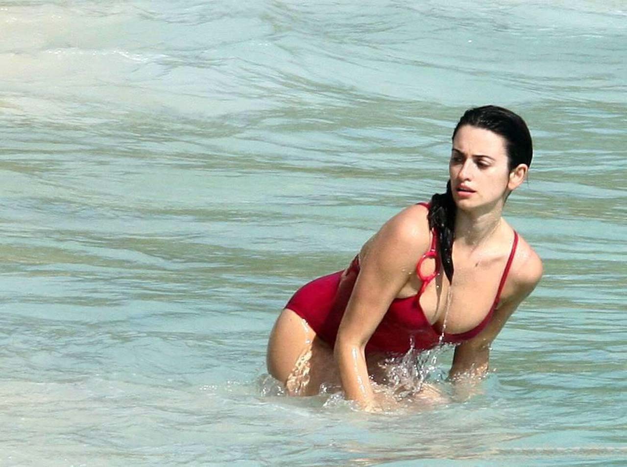Penelope cruz s'amuse sur la plage, seins nus et cul sexy en bikini.
 #75303922
